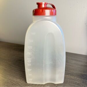 Rubbermaid Servin Saver MixerMate 64 oz Beverage Bottle Red Flip Top Lid